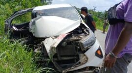 Kondisi mobil rusak parah akibat kecelakaan lalu lintas dengan truk pembawa Gas LPG