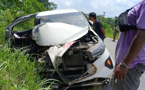 Kondisi mobil rusak parah akibat kecelakaan lalu lintas dengan truk pembawa Gas LPG