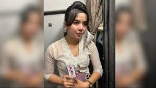 Foto ; Khairun Nisa saat kedapatan jadi pramugari gadungan