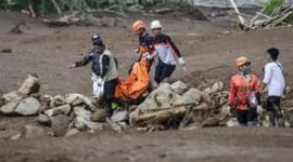 Usaha pencarian korban longsor cisarua.