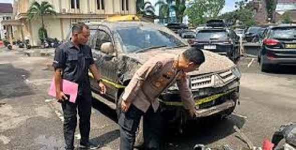 Mobil pajero diduga lakukan tabrakan beruntuun dan masuk ke polda jambi diamankan polisi