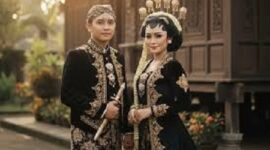 Contoh prompt pernikahan dengan memakai baju adat