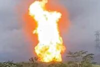 Foto ; pipa gas meledak di indragiri hlir, jalan jambi-pekan bbaru lumpuh total