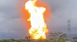 Foto ; pipa gas meledak di indragiri hlir, jalan jambi-pekan bbaru lumpuh total