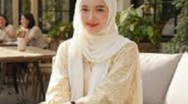 Tren mengedit foto pribadi menjadi tampilan casual dan stylish semakin populer di media sosial. Salah satu aplikasi yang banyak digunakan adalah Gemini AI