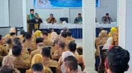 Gubernur Jambi, H Alharis saat membuka Raker Kepala Sekolah SMA, SMK, dan SLB di Kerinci
