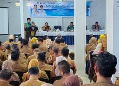 Gubernur Jambi, H Alharis saat membuka Raker Kepala Sekolah SMA, SMK, dan SLB di Kerinci