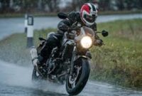 Ilustrasi teknik pengereman motor saat hujan