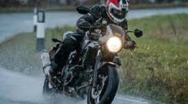 Ilustrasi teknik pengereman motor saat hujan
