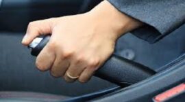 Ilustrasi penggunaan Rem tangan pada mobil