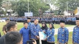 Bupati Merangin, M Syukur saat serahkan SK bagi ribuan Tenaga PPPK Paruh Waktu di Merangin.