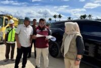 Bupati kerinci, Monadi didampingi Kadis PUPR Kerinci, Maya Novefry saat meninjau jalan inpres di Talang Kemulun