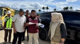 Bupati kerinci, Monadi didampingi Kadis PUPR Kerinci, Maya Novefry saat meninjau jalan inpres di Talang Kemulun