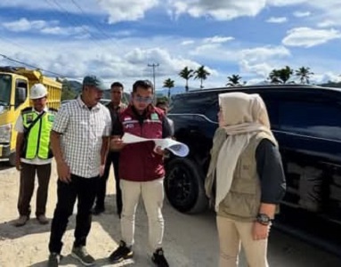 Bupati kerinci, Monadi didampingi Kadis PUPR Kerinci, Maya Novefry saat meninjau jalan inpres di Talang Kemulun