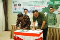 Prosesi serahterima tugu biduk kE Pemkab Sarolangun