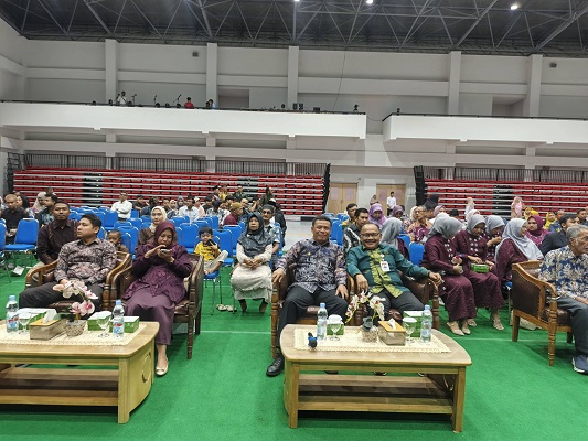 Wakil Bupati Tanjung Jabung Barat, H. Katamso menghadiri Sidang Senat Terbuka Universitas Riau bersama Ketua GOW Kabupaten Tanjung Jabung Barat, Marina Septiani Katamso,Universitas Riau