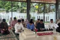Dalam rangka HUT Provinsi Jambi, Gubernur Jambi, H Alharis ziarah ke makam pahlawan