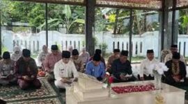 Dalam rangka HUT Provinsi Jambi, Gubernur Jambi, H Alharis ziarah ke makam pahlawan