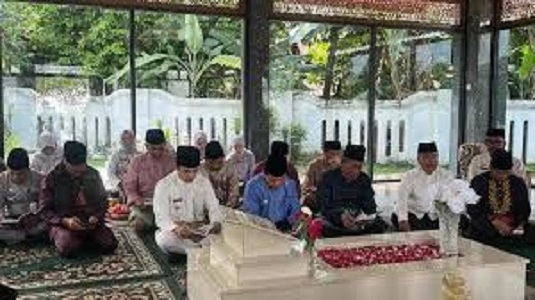 Dalam rangka HUT Provinsi Jambi, Gubernur Jambi, H Alharis ziarah ke makam pahlawan