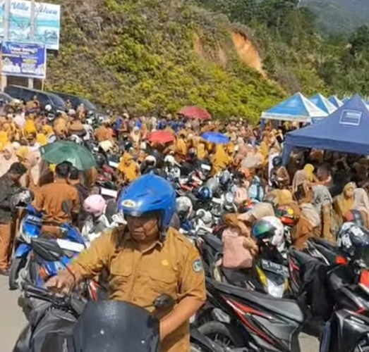 Suasana padat ASN dijalur dua Lokasi perkantoran Bukit tengah yang jadi lokasi pasar bedug.