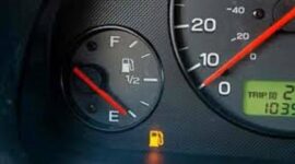 Ilustrasi dampak buruk biarkan minyak Mobil nyaris habis.