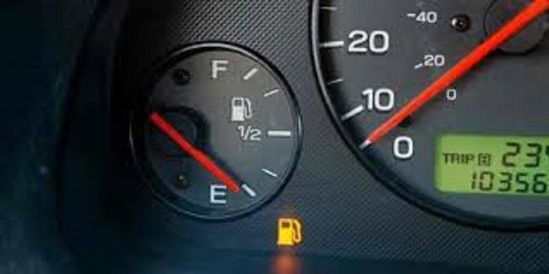 Ilustrasi dampak buruk biarkan minyak Mobil nyaris habis.