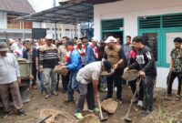 Walikota dan Wakil Walikota Sungai Penuh, Alfin-Azhar saat memimpin pelaksanaan gotong royong bersama warga masyarakat Enam Luhah Sungai Penuh