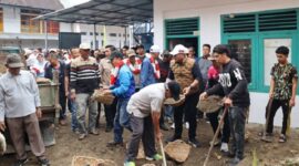 Walikota dan Wakil Walikota Sungai Penuh, Alfin-Azhar saat memimpin pelaksanaan gotong royong bersama warga masyarakat Enam Luhah Sungai Penuh