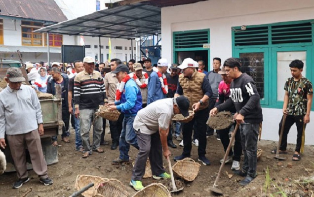 Walikota dan Wakil Walikota Sungai Penuh, Alfin-Azhar saat memimpin pelaksanaan gotong royong bersama warga masyarakat Enam Luhah Sungai Penuh