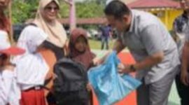 Bupati Merangin, M Syukur saat berikan bantuan Seragam Gratis ke siswa