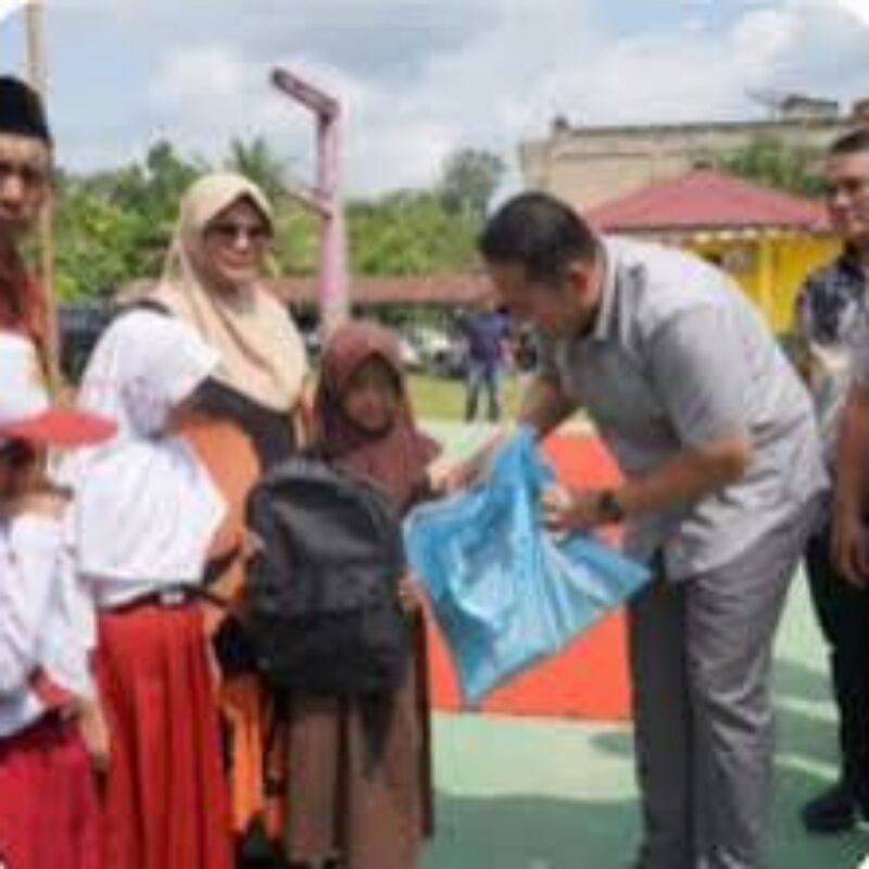 Bupati Merangin, M Syukur saat berikan bantuan Seragam Gratis ke siswa