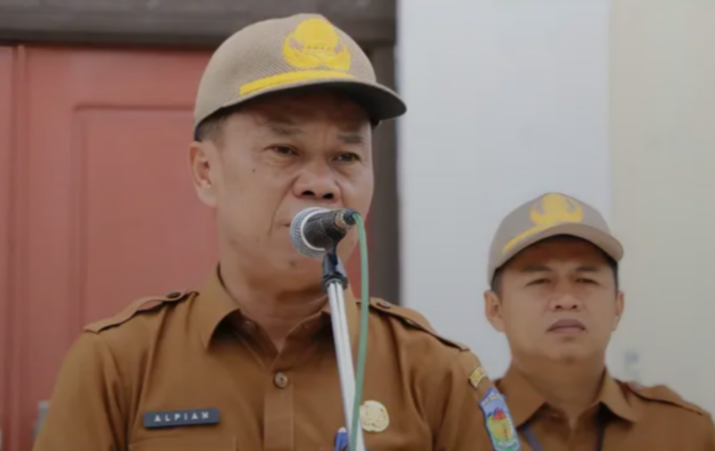 Sekda Sungai Penuh, Alpian saat memimpin apel Gabungan di Halaman Kantor Walikota Sungai Penuh