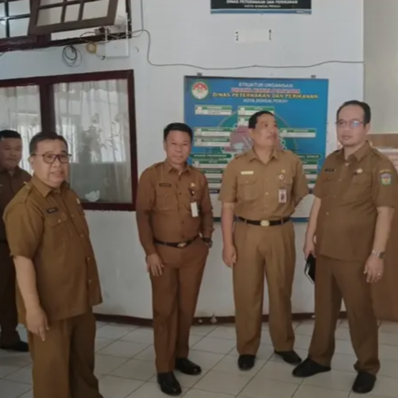 Sekda Sungai Penuh, Alpian didampingi Kepala BKPSDM Sungai Penuh, Affan saat sidak ke sejumlah SKPD pasca SOTK Baru