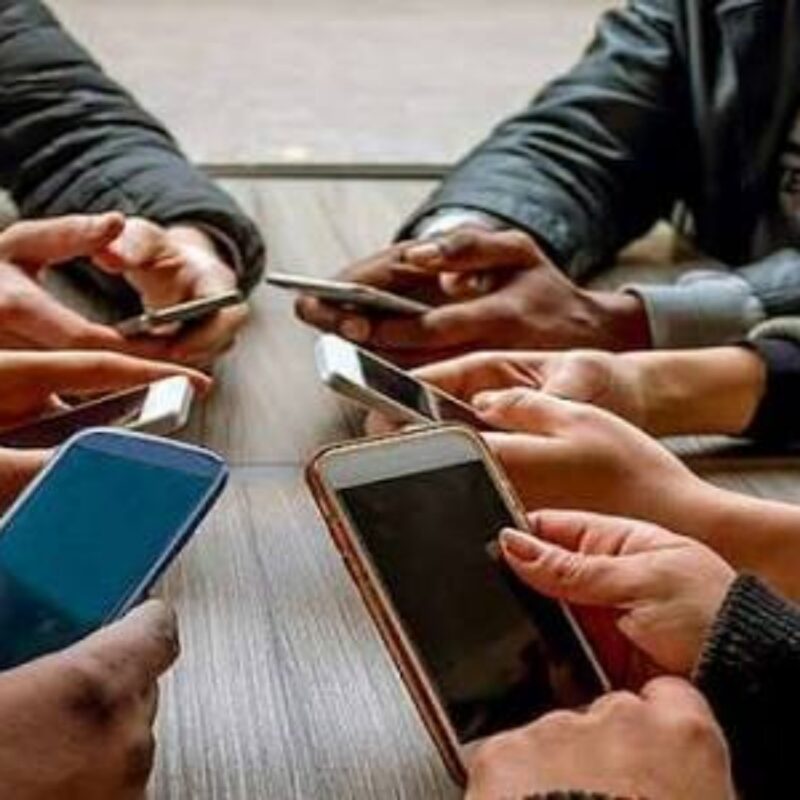 Ilustrasi Smartphone semakin tertinggal.