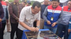 Bupati Muaro Jambi, Dr. Bambang Bayu Suseno, meresmikan Jembatan Beton Camp Topo di Desa Sungai Gelam