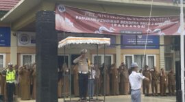 Dirlantas Polda Jambi Kombes Pol Adi Benny Cahyono yang AKBP Novrizal saat menyampaikan amanat Operasi Keselamatan ke Siswa SMA 2 Jambi