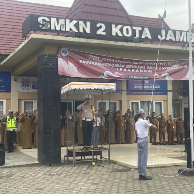 Dirlantas Polda Jambi Kombes Pol Adi Benny Cahyono yang AKBP Novrizal saat menyampaikan amanat Operasi Keselamatan ke Siswa SMA 2 Jambi