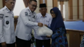 Walikota Sungai Penuh, Alfin didampingi Wakil Walikota Sungai Penuh, Azhar Hamzah saat menyerahkan bantuan