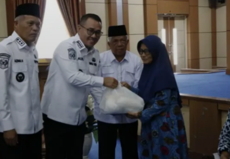 Walikota Sungai Penuh, Alfin didampingi Wakil Walikota Sungai Penuh, Azhar Hamzah saat menyerahkan bantuan