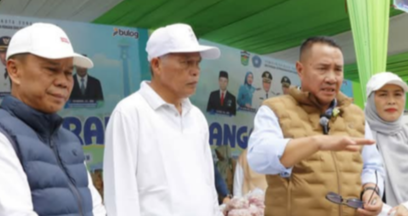 Pemerintah Kota Sungai Penuh menggelar Gerakan Pangan Murah di depan Gedung Nasional, Kota Sungai Penuh, Sabtu (14/2/2026).