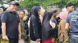 Suasana operasi pasar yang digelar Pemkab Sarolangun.