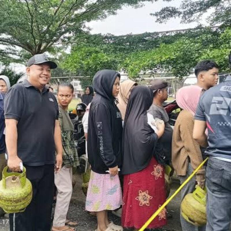 Suasana operasi pasar yang digelar Pemkab Sarolangun.