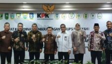 Foto Bersama Walikota Sungai Penuh, Alfin bersama Gubernur jambi dan sejumlah kepala daerah pada acara rilis hasil penyampaian nilai Indeks Pencegahan Korupsi Daerah Monitoring Controlling Surveillance for Prevention (IPKD MCSP) Tahun 2025 