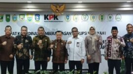 Foto Bersama Walikota Sungai Penuh, Alfin bersama Gubernur jambi dan sejumlah kepala daerah pada acara rilis hasil penyampaian nilai Indeks Pencegahan Korupsi Daerah Monitoring Controlling Surveillance for Prevention (IPKD MCSP) Tahun 2025 