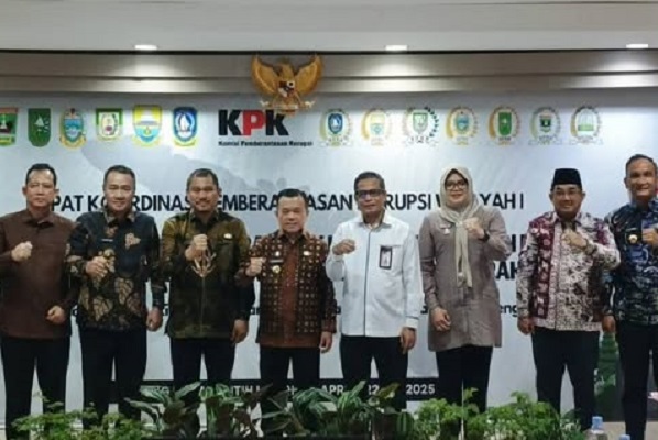 Foto Bersama Walikota Sungai Penuh, Alfin bersama Gubernur jambi dan sejumlah kepala daerah pada acara rilis hasil penyampaian nilai Indeks Pencegahan Korupsi Daerah Monitoring Controlling Surveillance for Prevention (IPKD MCSP) Tahun 2025 