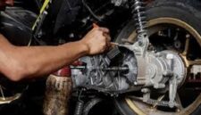 Ilustrasi servis motor matic