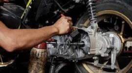 Ilustrasi servis motor matic