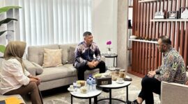 Bupati Kerinci, Monadi didamping Kadis PUPR Kerinci, Maya Novefry aat berkoordinasi dengan BPJN bahas kelanjutan pembangunan infrastuktur jalan di Kerinci.