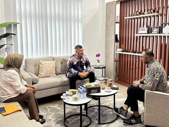 Bupati Kerinci, Monadi didamping Kadis PUPR Kerinci, Maya Novefry aat berkoordinasi dengan BPJN bahas kelanjutan pembangunan infrastuktur jalan di Kerinci.