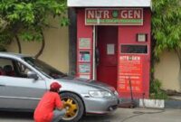 mengisi angin ban mobilnya dengan menggunakan Nitrogen